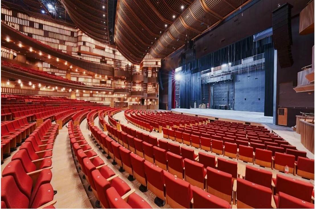 大廳里有許多人 中度可信度描述已自動生成